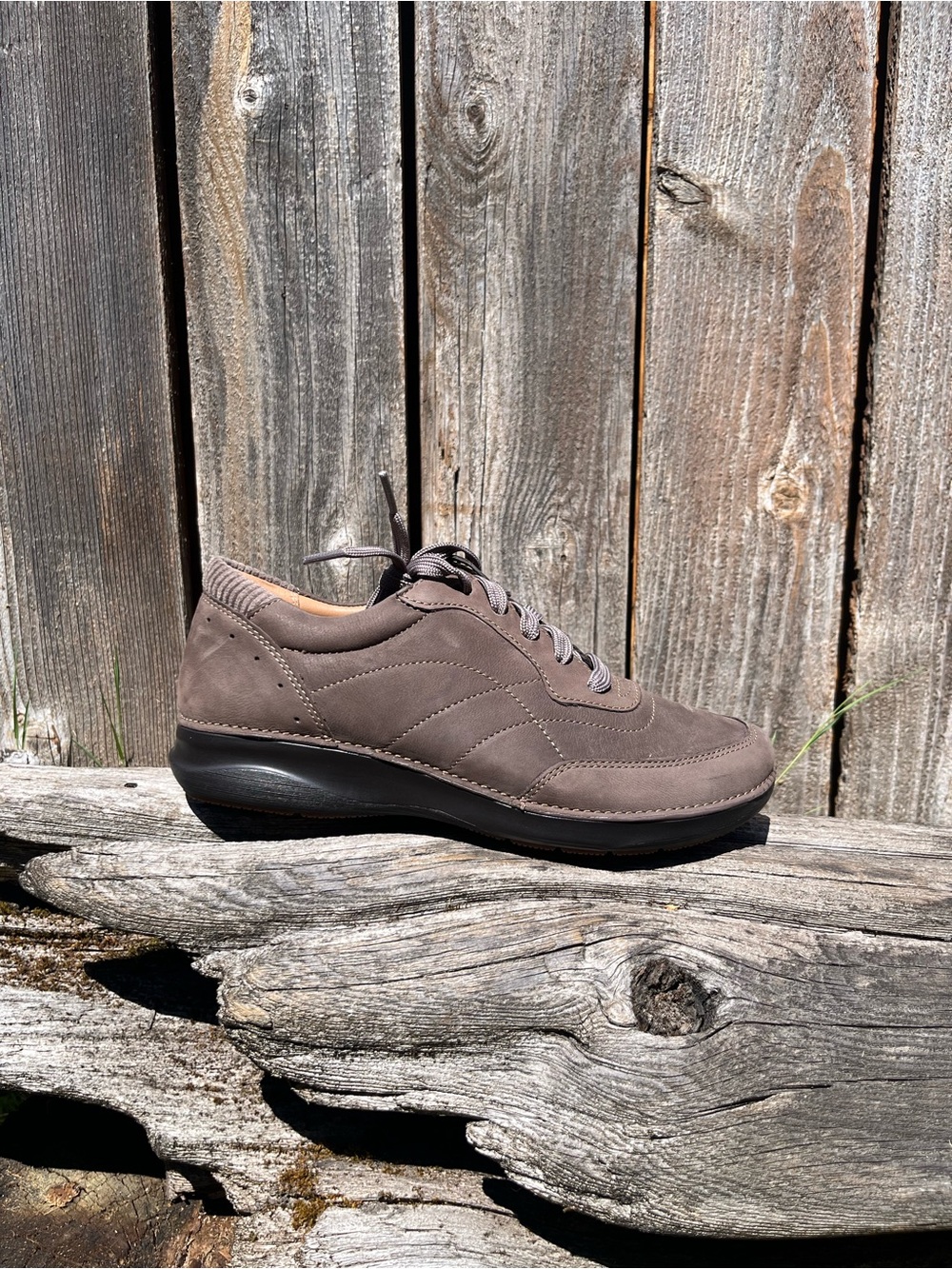 Clarks Appley Tie Taupe nubuck Leather Lace-Up Sneaker size 8
